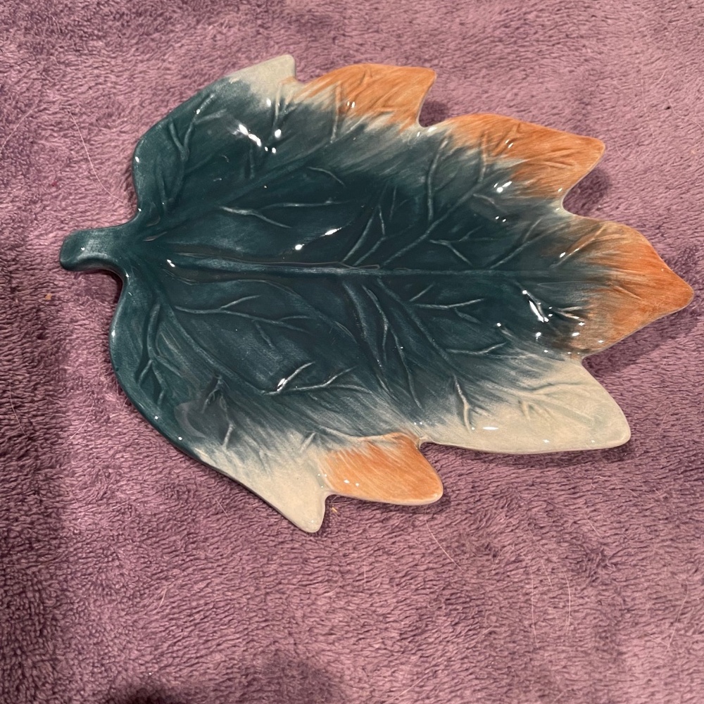 CORNER RUBY Garden Collection, 7" ceramic leaf, hand crafted in China, hand wash